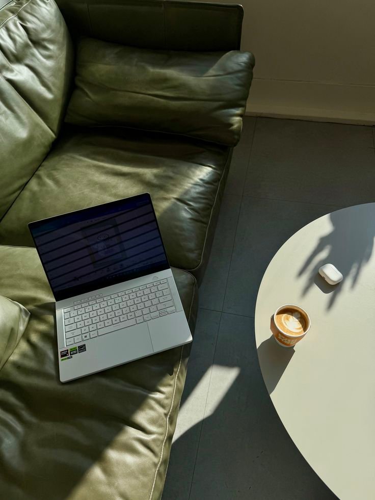 Notebook aberto em ambiente confortável, representando a flexibilidade do atendimento remoto da SAV